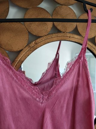 Camisa lencera rosa con encaje