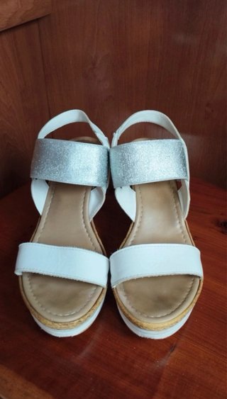Sandalias cuña blancas y plateadas talla 38
