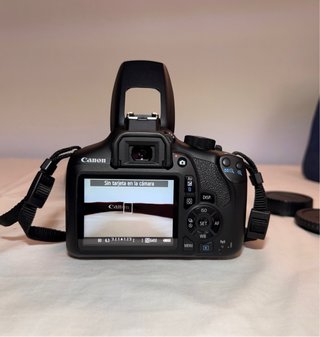 Cámara Canon EOS 1300D Negra con accesorios.