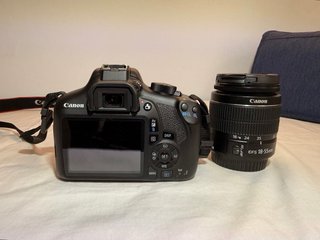 Cámara Canon EOS 1300D Negra con accesorios.