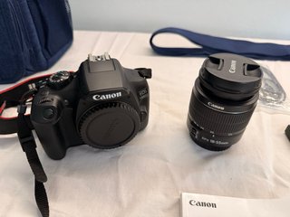 Cámara Canon EOS 1300D Negra con accesorios.