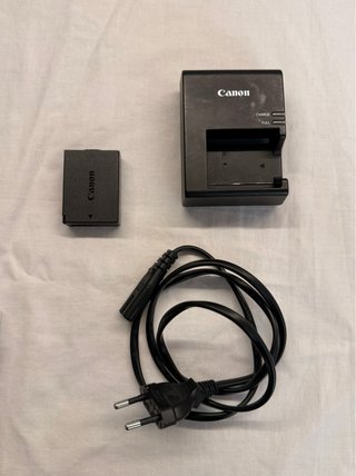 Cámara Canon EOS 1300D Negra con accesorios.
