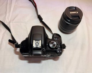 Cámara Canon EOS 1300D Negra con accesorios.