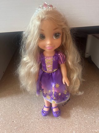 Muñeca Rapunzel con Tiara y Vestido Morado