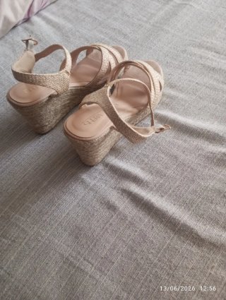 Sandalias cuña beige nuevas,sin estrenar.