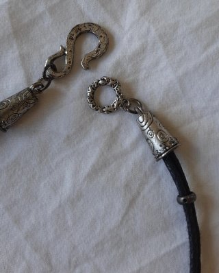 Collar de plata y cuero negro