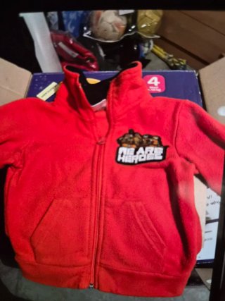 Cajas de ropa y zapatos de bebe de 1 año a 3 años.