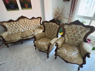 Sofá clásico de corte y dos butacones.