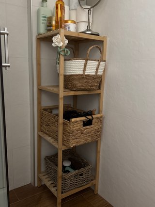 Estantería de madera y mimbre para baño