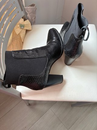 Botines negros efecto piel de serpiente