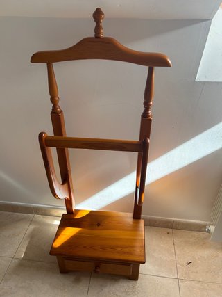 Colgador de madera con cajón