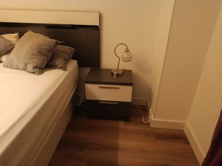 Cómoda , dos mesillas , cabecero, mueble bajo