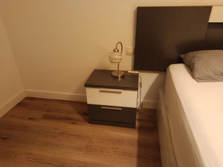 Cómoda , dos mesillas , cabecero, mueble bajo