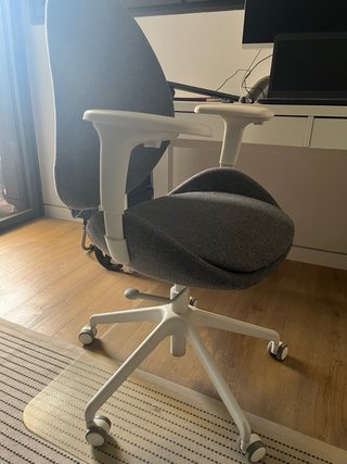 Silla de oficina ergonómica gris