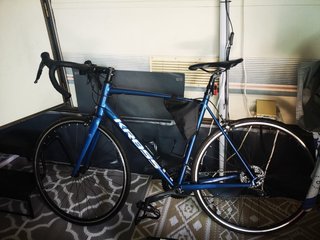 Bicicleta de carretera Kross azul,