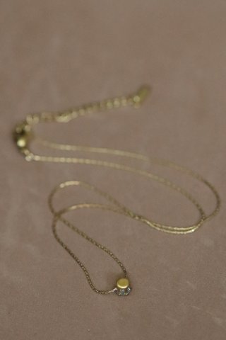 Gargantilla con brillante dorado