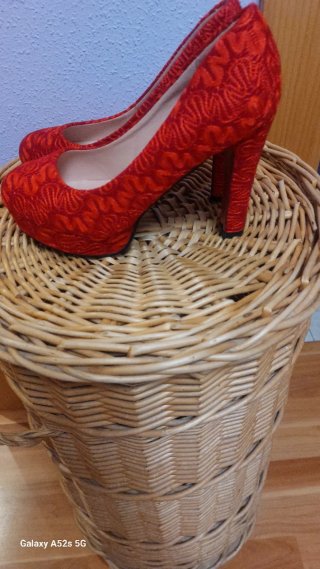 Zapatos de tacón rojos con plataforma