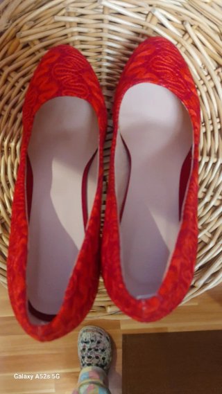Zapatos de tacón rojos con plataforma