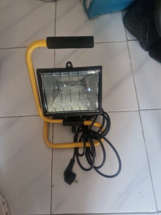 Foco de obra amarillo con asa