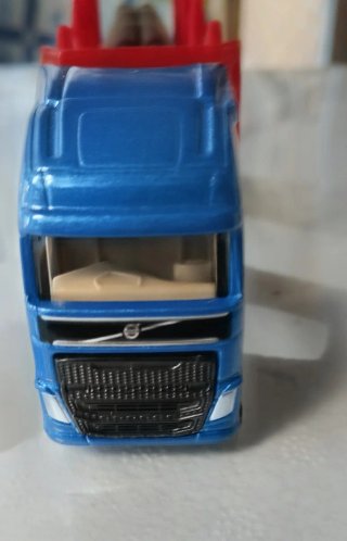 Camión Volvo con Remolque de Troncos
