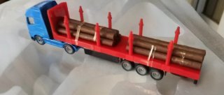 Camión Volvo con Remolque de Troncos