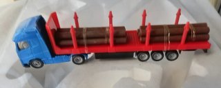 Camión Volvo con Remolque de Troncos