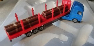 Camión Volvo con Remolque de Troncos