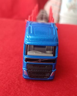Camión Volvo con Remolque de Troncos