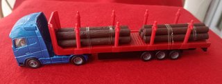 Camión Volvo con Remolque de Troncos