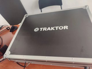 Controladora DJ Native Instruments Traktor S8