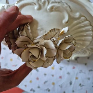 Sopera de porcelana con detalles dorados