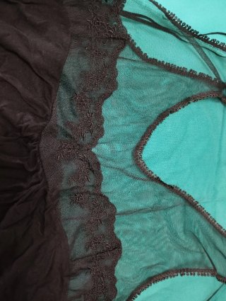 Camiseta negra de encaje y tul