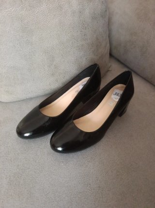 Zapatos charol tacón cuero en color negros