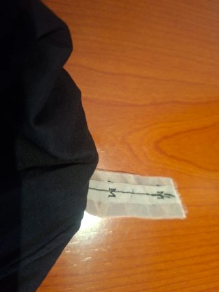 Vestido negro con vuelo y corona