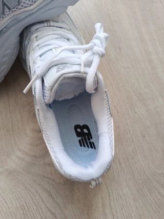 Zapatillas New Balance Blancas y Plateadas