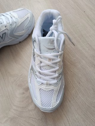 Zapatillas New Balance Blancas y Plateadas