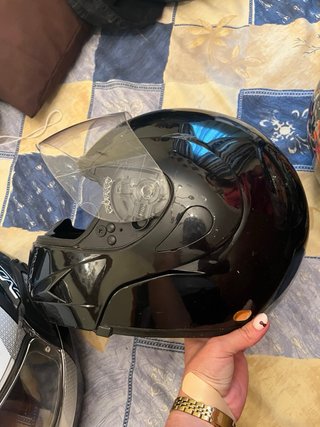 Casco de moto negro brillante