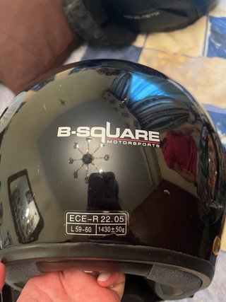 Casco de moto negro brillante