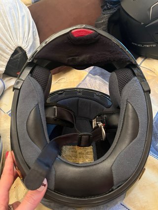 Casco de moto negro brillante
