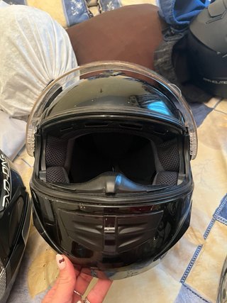 Casco de moto negro brillante
