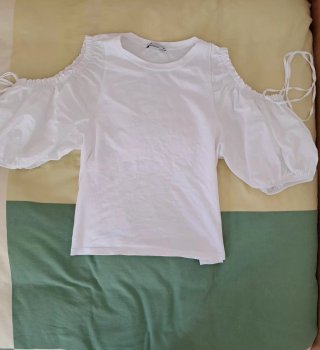 Camiseta #Zara blanca con mangas abullonadas