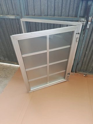 Ventana de aluminio abatible anonizado natural