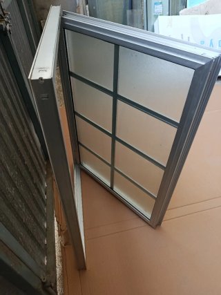 Ventana de aluminio abatible anonizado natural
