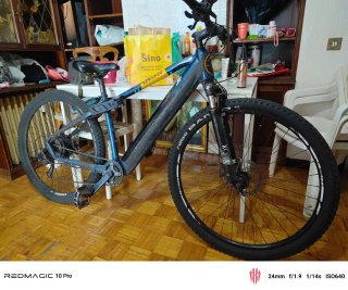 Bicicleta eléctrica azul