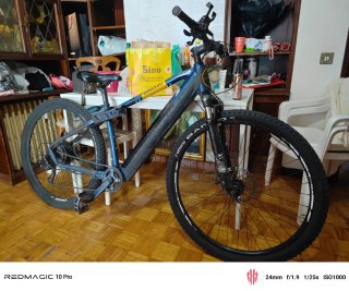 Bicicleta eléctrica azul