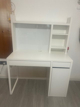 Escritorio blanco con estantería,