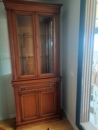 Vitrina de madera y cristal en madera de cerezo