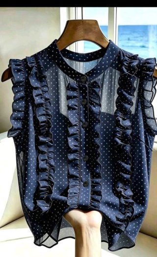 Blusa azul con lunares blancos
