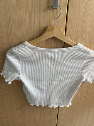 Top blanco de canalé con botones
