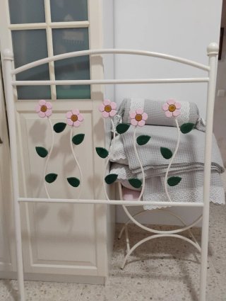 Sillón blanco con flor rosasi